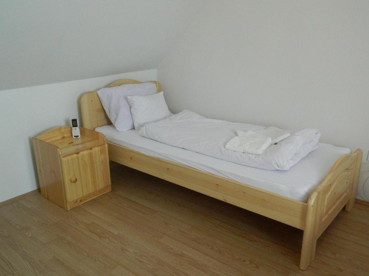 Familia-Pelso Apartmanhaz Zamardi Ngoại thất bức ảnh